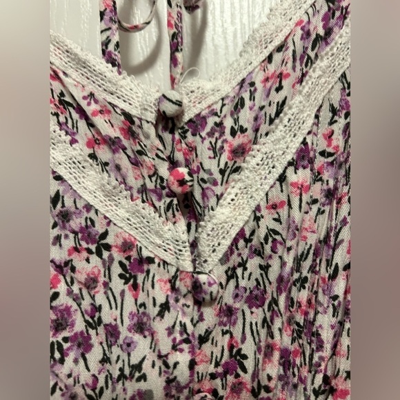 Francesca's Romper Women's Size XS Pink V Neck Ditzy Floral Lace Flutter Sleeve - Picture 4 of 16